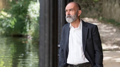 Jose Angel González Sainz, fotografiado junto al canal de de un antiguo lavadero de lanas en el Duero, en Soria.