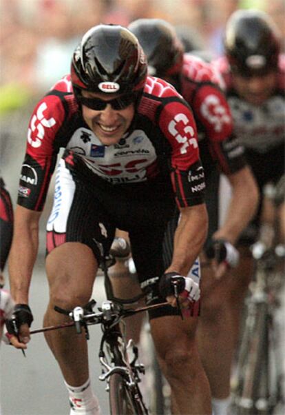 El ciclista del equipo Danés CSC, Carlos Sastre, se adjudicó la contrarreloj por equipos de la primera etapa de la Vuelta España 2006.