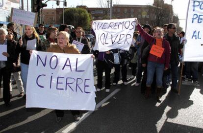 Más de un centenar de familiares y personal de los centros afectados por el cierre a la carrera de los centros de discapacitados protestan por la decisión de la Comunidad.