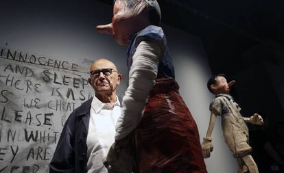 Jim Dine, junto a algunas de sus obras en el Centre Pompidou de Málaga. 
 
 
 