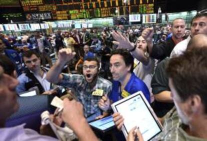 El índice Dow Jones de Industriales restaba 57,07 puntos hasta las 13.115,69 unidades. EFE/Archivo