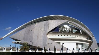 La cubierta del Palau de les Arts tras retirarse el 'trencadís'.