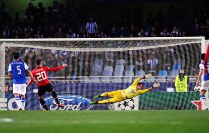 Van Persie envía el balón al palo ante Bravo