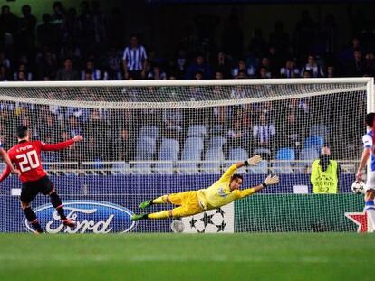 Van Persie envía el balón al palo ante Bravo