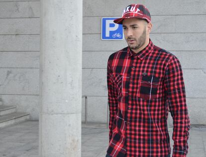 Karim Benzema, jugador del Real Madrid, tras salir de los juzgados de Madrid en 2015.