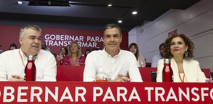 El secretario de organización del PSOE, Santos Cerdan; el presidente del Gobierno, Pedro Sanchez, y la ministra de Hacienda, Maria Jesus Montero, durante el Comité Federal del partido, este sábado.