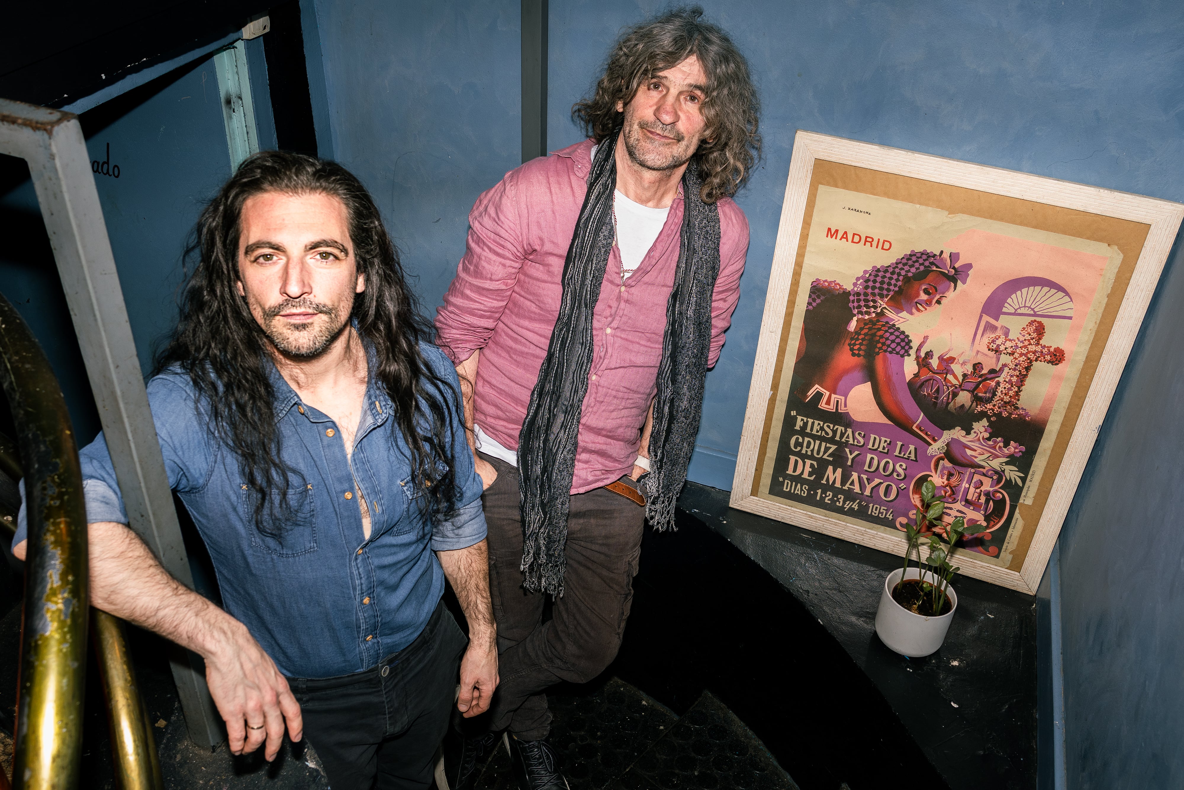 Iñaki 'Uoho' Antón (derecha) junto a Jaime Moreno, cantante del nuevo grupo del guitarrista, Rebrote, posando en el madrileño Bar El Gato, el pasado martes. 