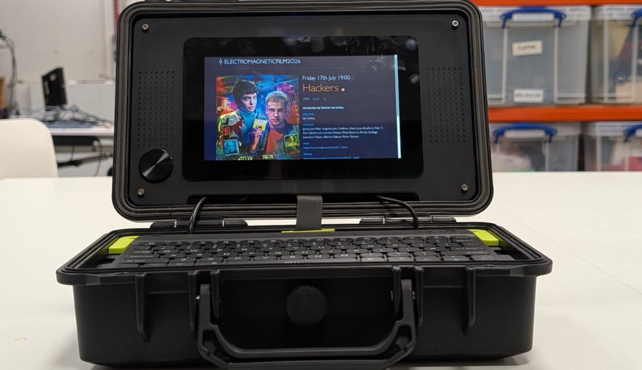 Raspberry Pi explica cómo montar un cyberdeck, el ordenador portátil DIY que arrasa en redes