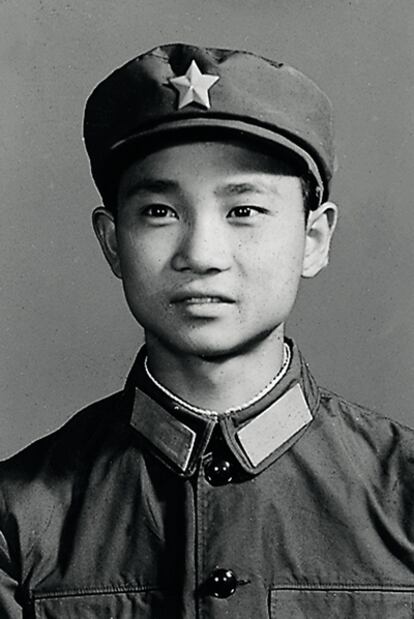 El bailarín Li Cunxin, con el uniforme militar de Mao en 1974.