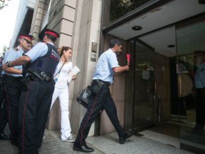 El ministerio público detalla, en una instrucción, la actuación de la policía ante el referéndum