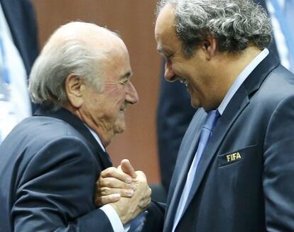 Joseph Blatter, presidente de la FIFA, saluda al vicepresidente Michel Platini