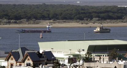 Desembocadura del Guadalquivir. Al fondo, el parque de Do&ntilde;ana.