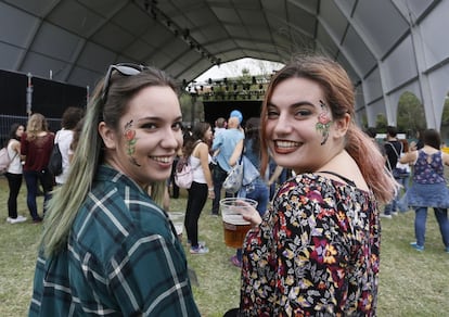 Llamativos colores y coronas de flores. Looks ideales para una jornada así. Los flecos y las camisas hawaianas también han tenido su momento de gloria en esta cita, como es habitual en los festivales. Todo muy moderno.