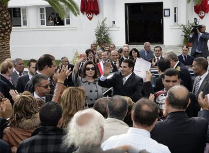 El presidente de Túnez, Zin El Abidín Ben Alí, saluda a sus seguidores tras depositar su voto en un colegio electoral en Cartago.