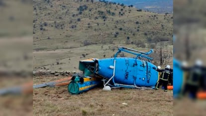 El helicóptero de la DGT accidentado en Robledo de Chavela (Madrid), este domingo.