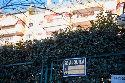 Cartel de alquiler de viviendas en un  edificio de Madrid.