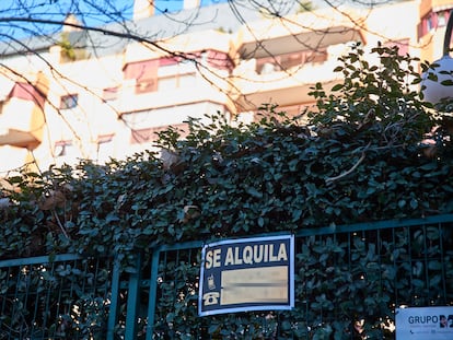 Cartel de alquiler de viviendas en un  edificio de Madrid.