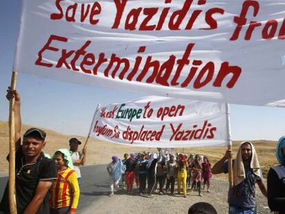 Miembros de la minor&iacute;a yazid&iacute; piden ayuda a la comunidad internacional durante una manifestaci&oacute;n en la frontera entre Irak y Siria