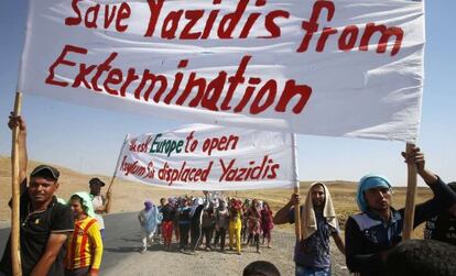Miembros de la minoría yazidí piden ayuda a la comunidad internacional durante una manifestación en la frontera entre Irak y Siria