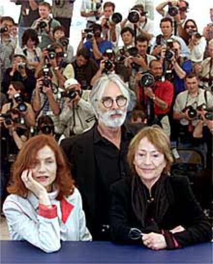 Las actrices Isabelle Huppert y Annie Girardot, con Michael Haneke, ayer.