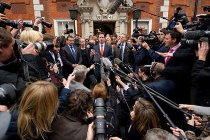 Nick Clegg, líder de los liberal-demócratas, habla con los periodistas ante la sede del partido en Londres.