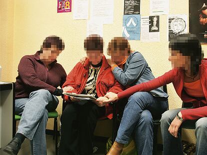 O. L. lee su carta de despedida de su marido, del que ha decidido separarse "tras 27 años de infierno". Sus amigas escuchan. Aunque todas estaban dispuestas a dar la cara, se ha procedido a velar sus rostros y dar sólo sus iniciales por seguridad.