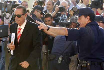 El ex alcalde de Marbella, Julián Muñoz, a su llegada ayer a los juzgados de Málaga para el inicio del juicio del <b><i>caso Malaya.</b></i>
