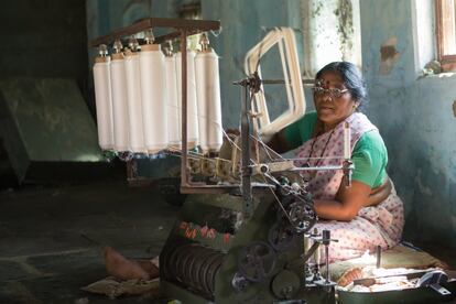 Hilanderas trabajan a las afueras de Wardha. La Fundación NAAM ofrece máquinas de hilar para las mujeres de la región, de manera que puedan ganar su sustento mediante la producción y venta de algodón local.
