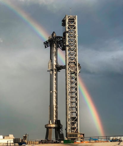 La nave espacial 'Starship', ubicada sobre el cohete Super Heavy en Boca Chica, Texas, el día 10.