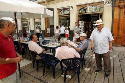 Tertulia en la terraza del bar Maestro.