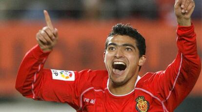 El centrocampista del Mallorca celebra su gol ante el Deportivo