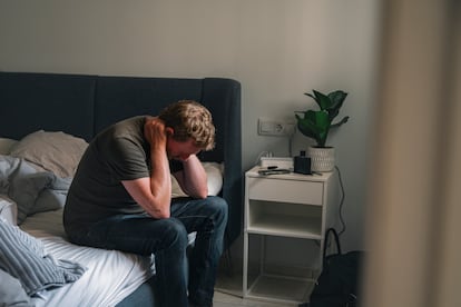 Entre las señales de alerta del 'burnout' del cuidador están los dolores de cabeza o migrañas frecuentes; estar irritables y enfadarse por cualquier cosa; sentir ira hacia la persona cuidada; no dormir bien o descuidar la salud y subir o bajar mucho de peso.