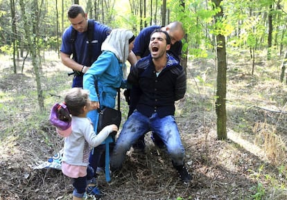 Policías húngaros arrestan a una familia siria que trataba de cruzar la frontera. Según un informe de la Agencia de Naciones Unidas para los Refugiados (ACNUR), en lo que va de año han llegado a Europa 323.000 inmigrantes de zonas en conflicto.