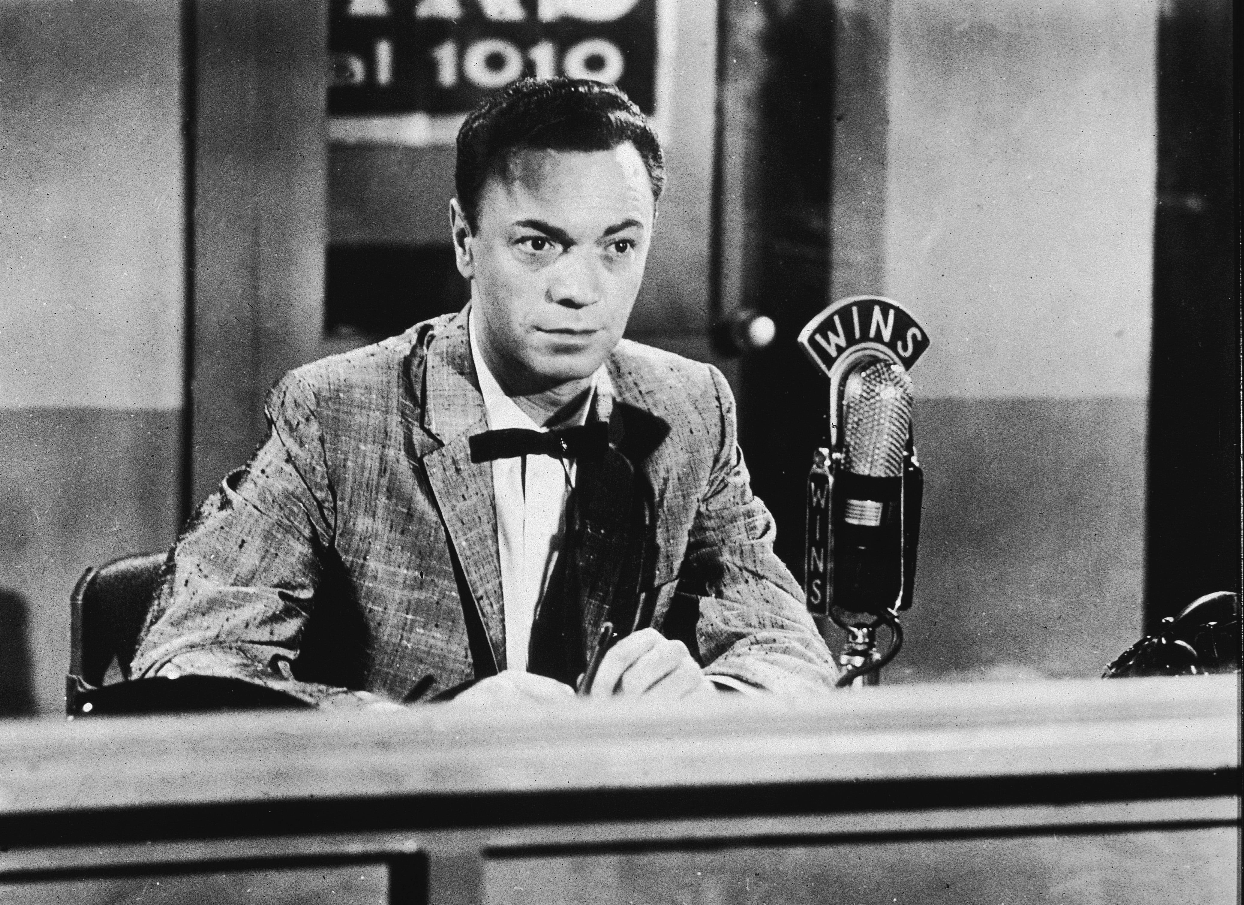 Alan Freed, en los estudios de 1010 WINS en los años cincuenta. 