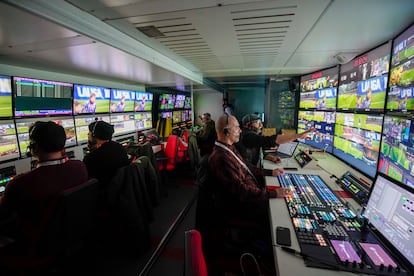 Trabajadores contralan los monitores dentro de la unidad mvil de Mediapro antes del comienzo del partido del Atletico de Madrid contra el Atltico de Bilbao en el Estadio Metropolitano en Madrid, el sbado pasado.