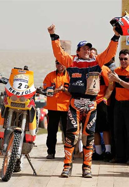 Marc Coma, feliz junto a su moto.