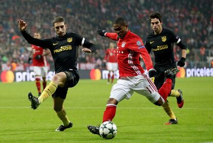 Douglas Costa del Bayern y Sime Vrsaljko del Atletico, durante el partido.