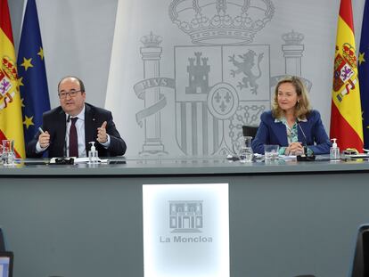 El ministro de Política Territorial y Función Pública, Miquel Iceta, y la vicepresidenta de Asuntos Económicos, Nadia Calviño, el lunes.