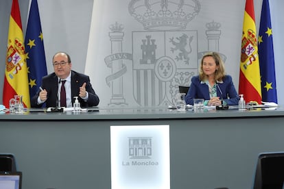 El ministro de Política Territorial y Función Pública, Miquel Iceta, y la vicepresidenta de Asuntos Económicos, Nadia Calviño, el lunes.