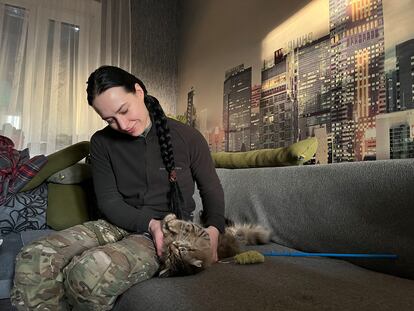 Annya, de la brigada de drones Ochi, con su gata Haley, antes de salir a una misión en el frente de Bajmut.