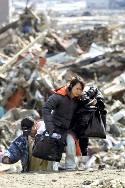 Unos supervivientes buscan refugio en Rikuzentakata, en el noreste.