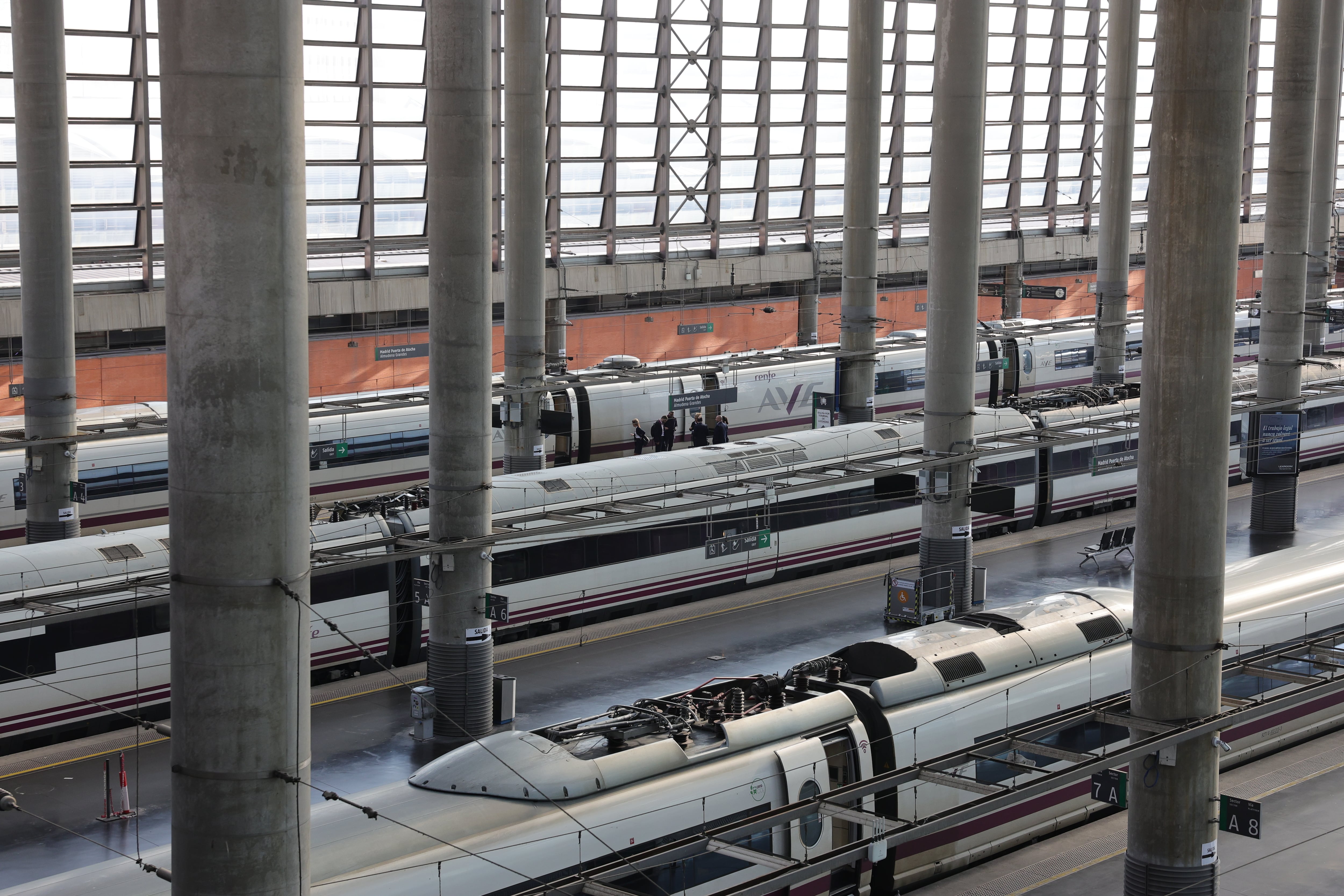 Trenes de alta velocidad en la estación de Atocha en Madrid, este jueves.