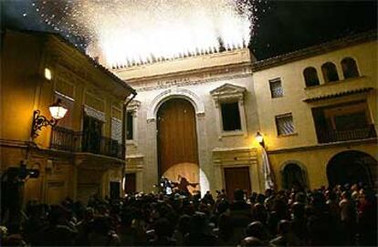 Fuegos artificiales en el espectáculo de Teatre de L'Ull, anoche, en la inauguración del teatro El Musical, en el distrito Marítimo de Valencia.