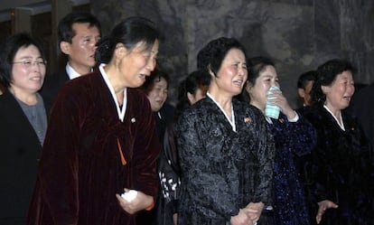 Un grupo de norcoreanos lloran a los pies del féretro de Kim Jong-il.