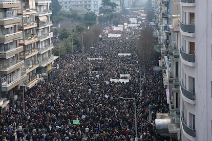 Una de las calles por las que transcurre la manifestación por el centro de Atenas, este viernes.