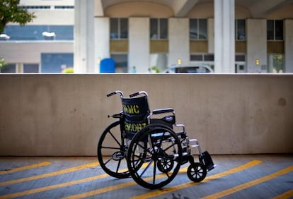 Una silla de ruedas abandonada fuera de un centro m&eacute;dico en Atlanta.