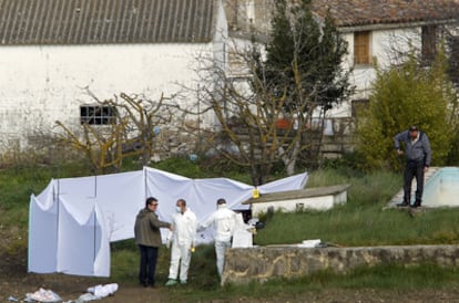 Técnicos y forenses inspeccionan el lugar donde ha sido encontrado el cadáver de la niña en Arriete.