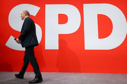 El Canciller alemn Olaf Scholz, candidato por el SDP, tras conocer los resultados de las eleciones, en la sede del partido en Berln, este domingo.