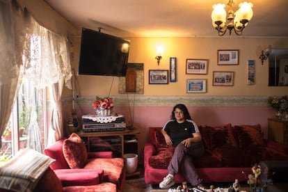 Camila Fernanda Millan, en la casa de sus suegros donde conviven ocho adultos y un recién nacido, en el sector sur de la ciudad de Santiago.