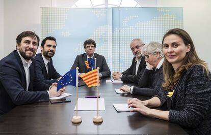 De izquierda a derecha, Comín, Torrent, Puigdemont, Puig, Ponsatí y Serret, en Bruselas en enero.